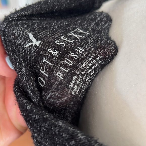 American Eagle Outfitters Cold-Shoulder Long Sleeve Sweater. Size M - Picture 6 of 6